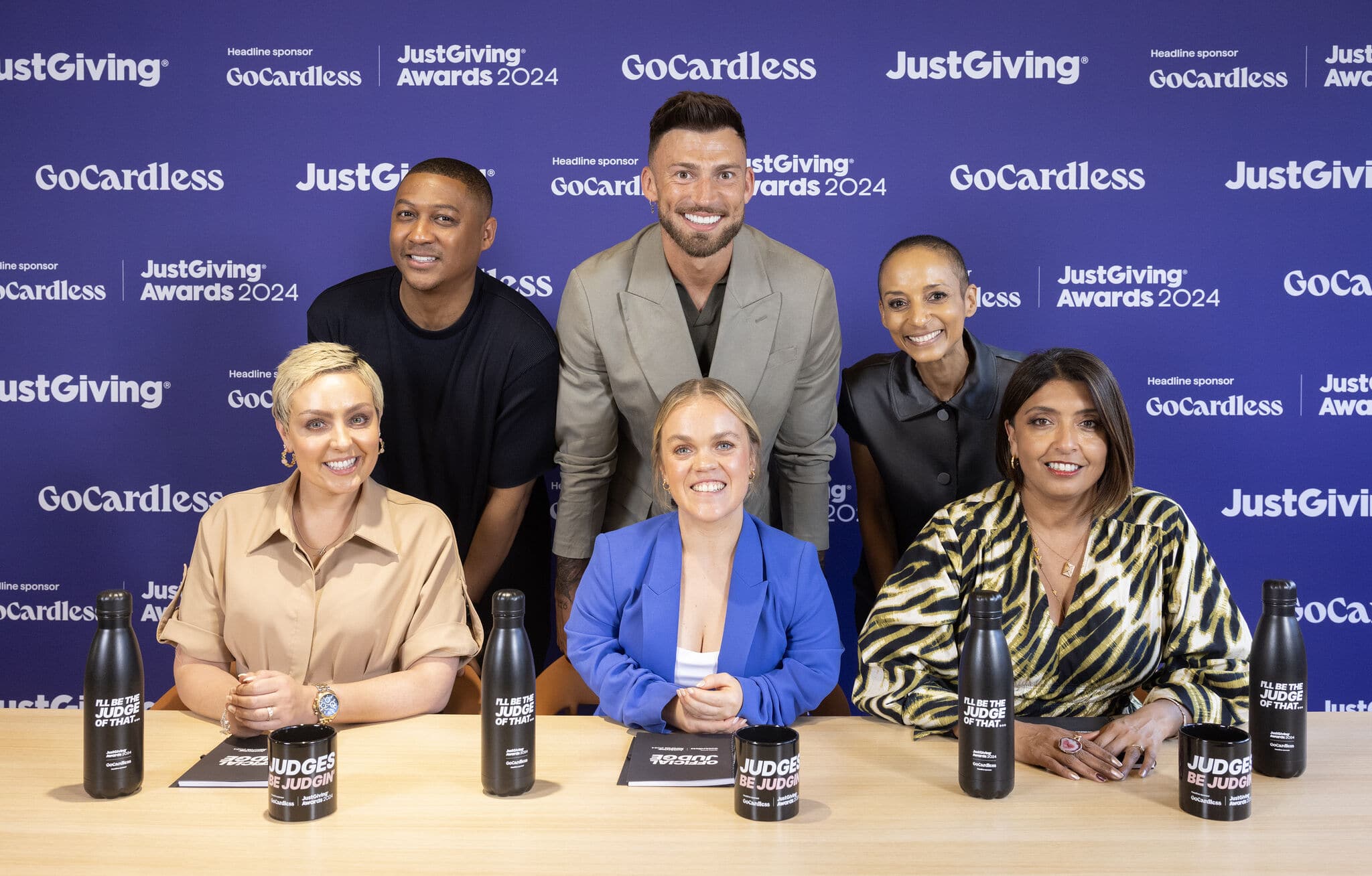 Imagem mostrando o painel de jurados de celebridades do GoCardless JustGiving Awards de 2024. Da esquerda para a direita: Amy Dowden, Rickie Haywood-Williams, Ellie Simmonds, Jake Quickenden, Sunetra Sarker, Adele Roberts.