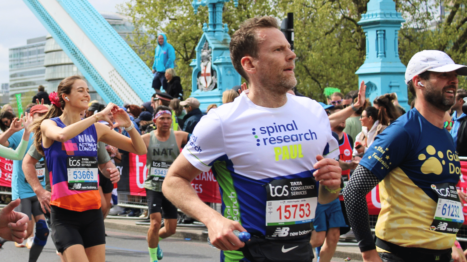 Foto de um membro da equipe de arrecadação de fundos da Spinal Research London Marathon correndo durante a maratona.